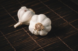 How eating garlic can benefit your skin? 
